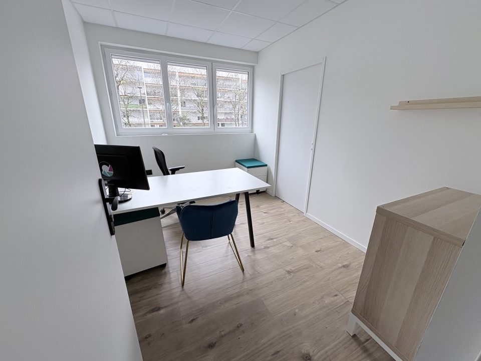 Espace de coworking moderne et lumineux &agrave; La Coloc &agrave; Pau.
